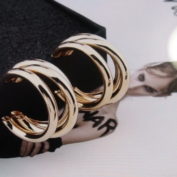 Elegant Gold Hoop Earrings. Nwot - Picture 2 of 6